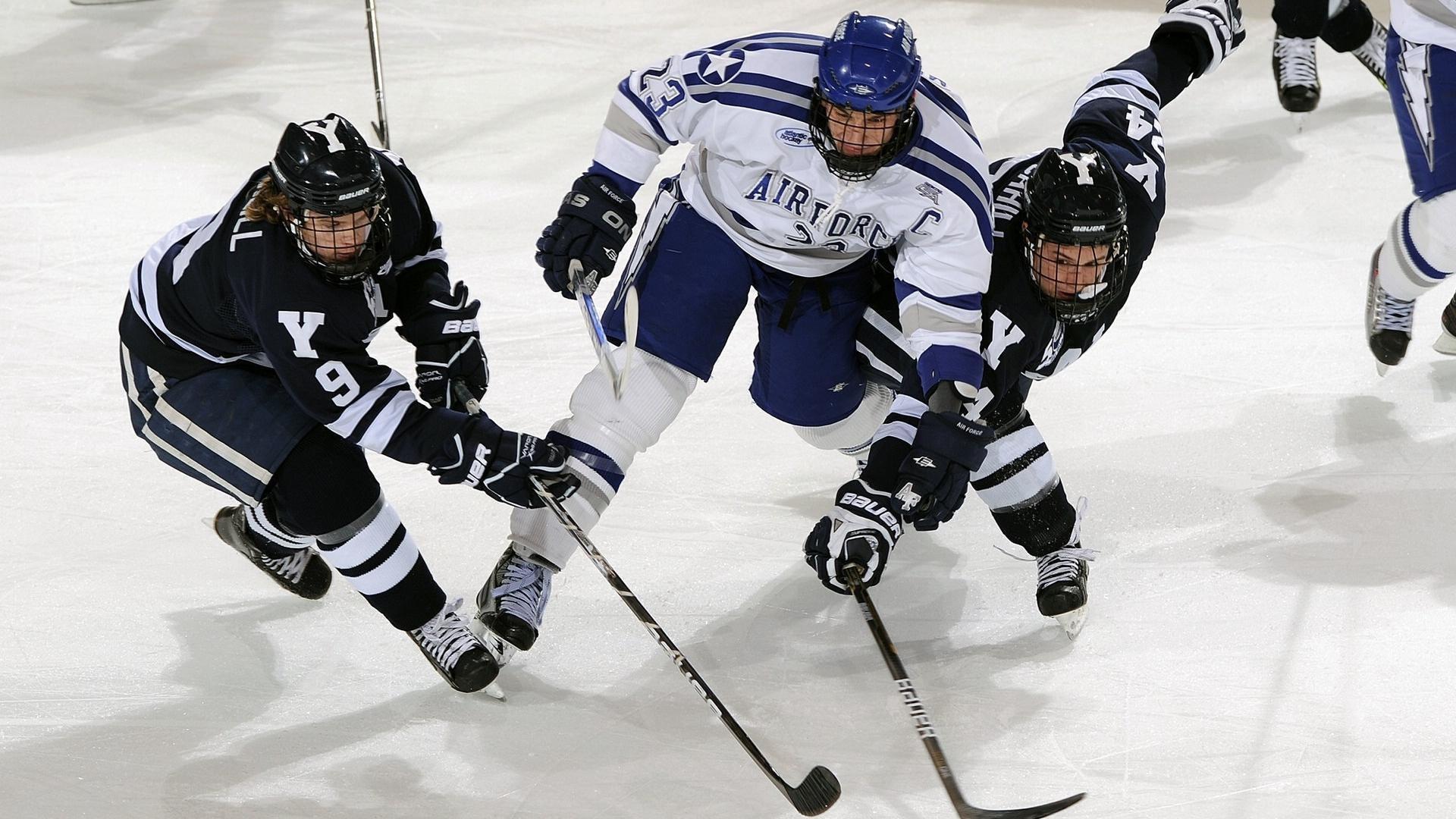 UFC 310赛前称重，蝇量级冠军争霸赛火药味十足，对决双方顺利过关